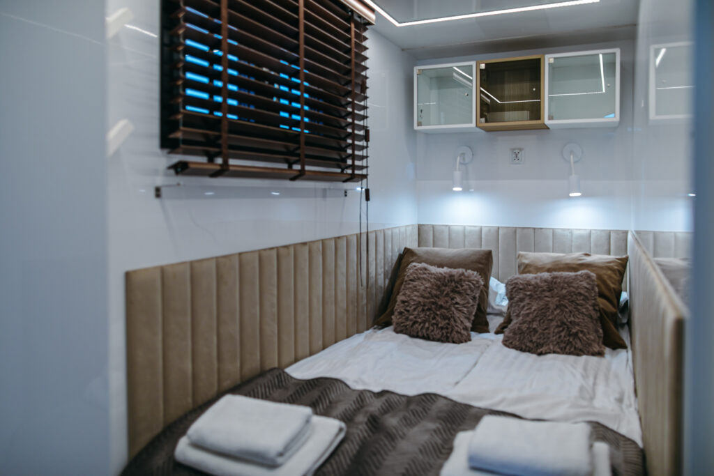 oase-410-htcatamarans-03